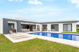 Moderne Villa mit 3 SZ und Pool in erster Reihe mit Blick auf den Golfplatz in Silves